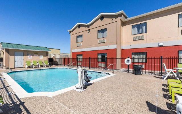 Econo Lodge Inn & Suites East