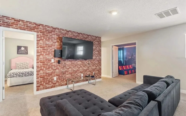 Upstay - Championsgate Home w Hot Tub-pool-cinema