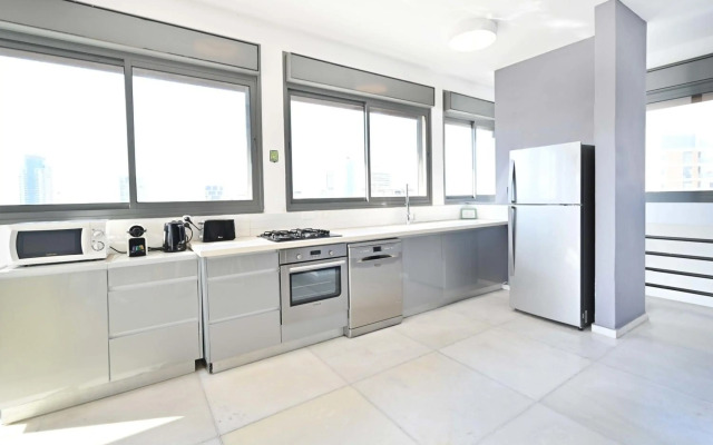 Beautiful 4BR Penthouse in Sheinkin street by HolyGuest
