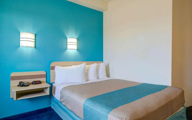 Motel 6 Grande Prairie, AB