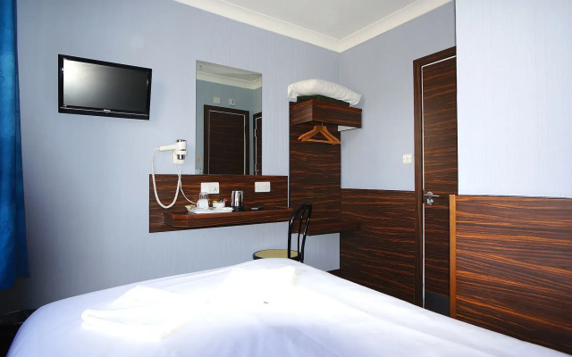 Crestfield Hotel