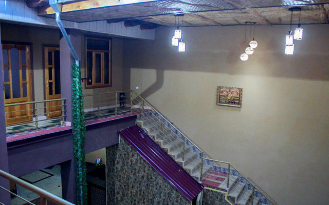 Al Mansur Guesthouse