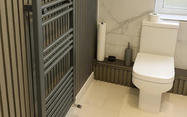 East Manchester 2-beds, Sleeps 4 With Parking