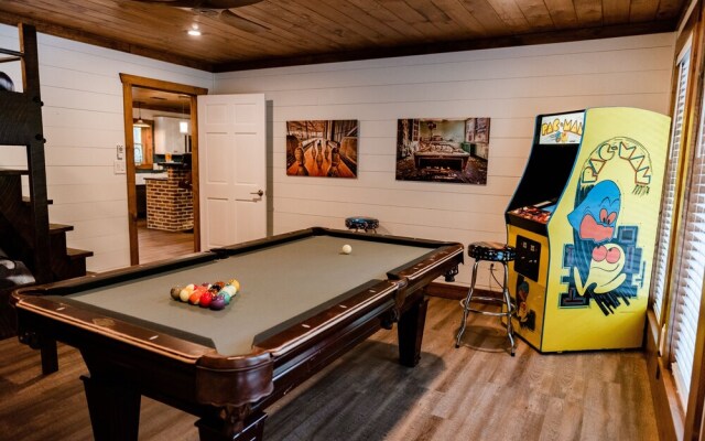 Bigfoots Retreat 2 Bedroom Chalet by RedAwning