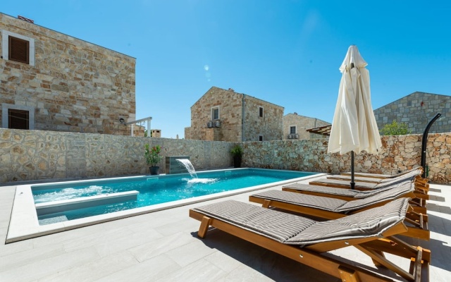 Villa Rea 3 With Heated Pool