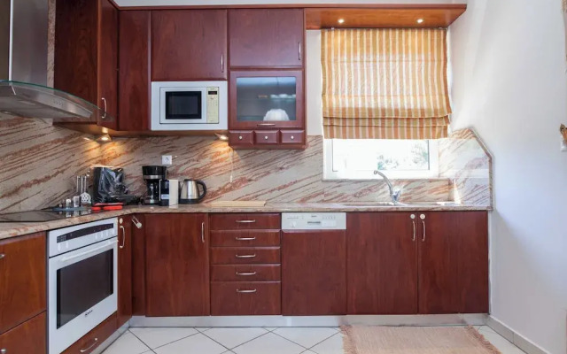 Luxe 3 Bd Penthouse 5 Min from Drosia