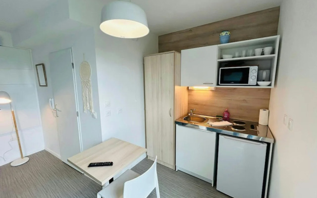 We Live In R - Suite 401