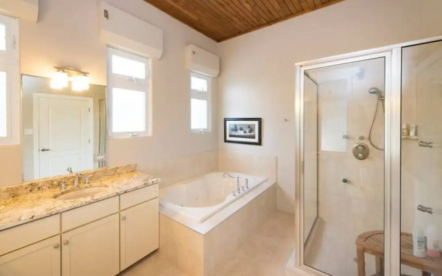 Peaceful Ocean Front Beach House in Bodden Town