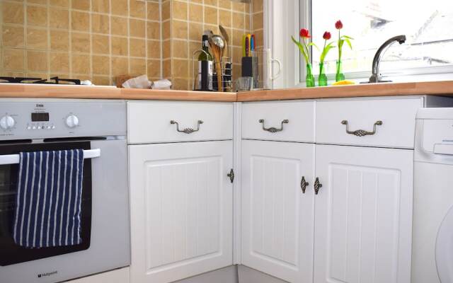 Modern 2 Bedroom Apartment in Queen's Park