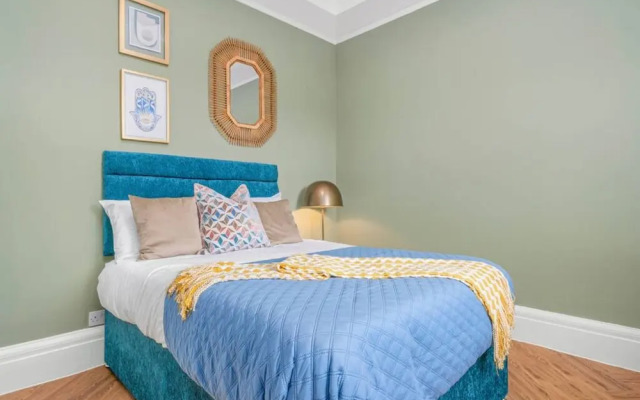 Stylish 4 Bed-town Centre