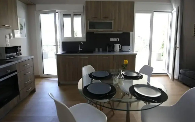 Penthouse lux Flat With 2 bd Next to Larissis