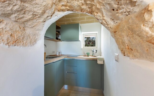 2220 Trulli Biancapetra by Perle di Puglia