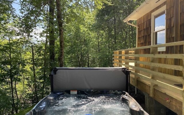 Deep Creek Overlook 3 Bedroom Cabin by Redawning