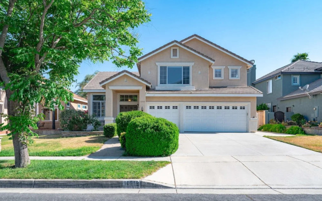 Bright Designer Home w Pool Near Everything