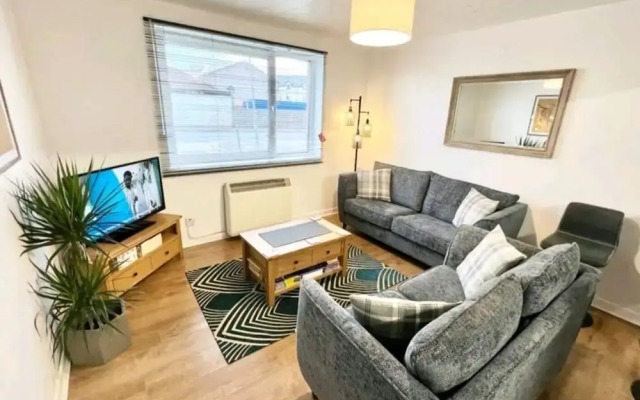 Lovely 2 bed with free parking