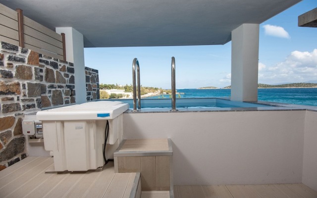 Ammos Luxury Suites
