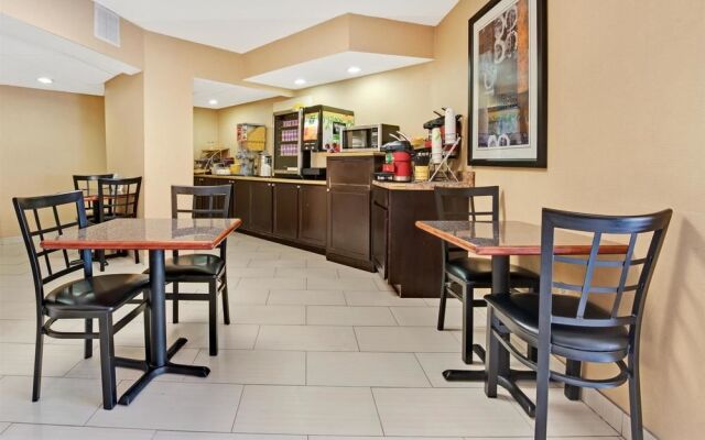 Days Inn & Suites by Wyndham DeSoto