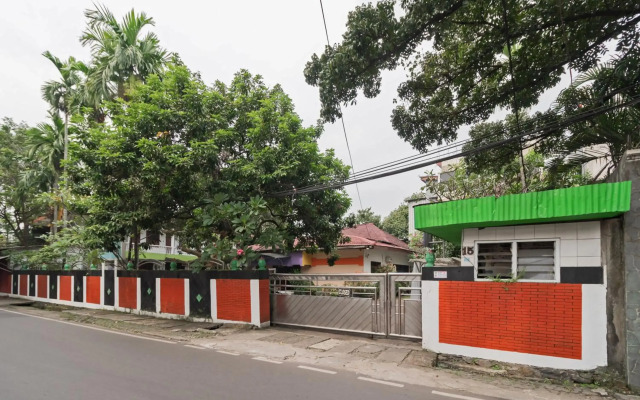 RedDoorz Plus near UPN Veteran Jakarta