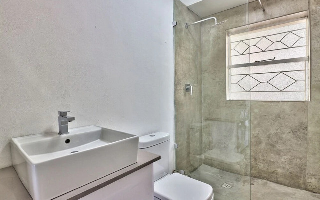 5 Middlehof Three Anchor Bay