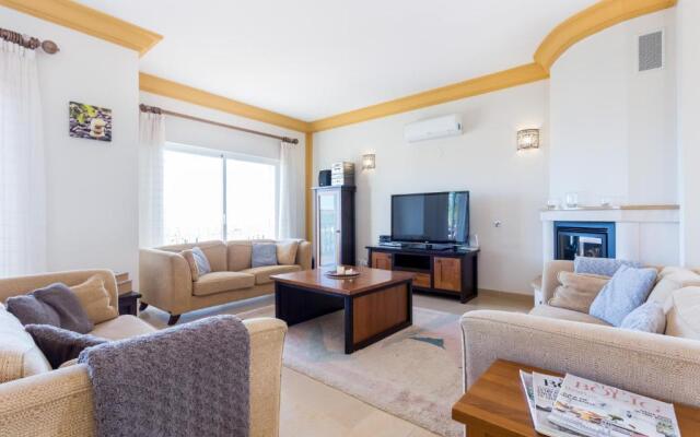 CoolHouses Algarve Luz, 5 bed villa & pool, Casa N