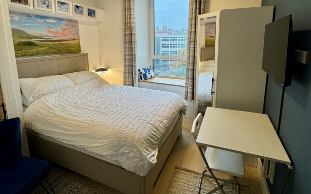 Warm, Upgraded Top-floor Flat in Finnieston