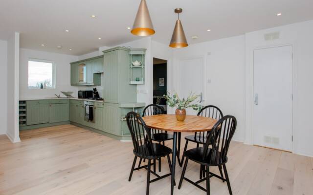 The Sparkford Gardens - Lovely 2bdr With Balcony