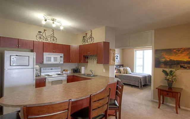 Pinnacle Pointe Resort by kelownacondorentals