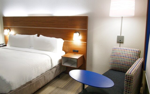 Holiday Inn Express & Suites Moore, an IHG Hotel