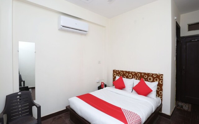 Oyo 30850 Hotel Hira