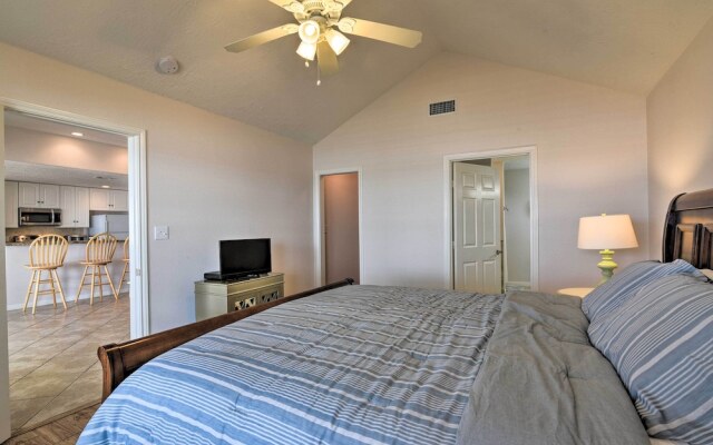 Beachfront Getaway w/ Deck & Views in Galveston