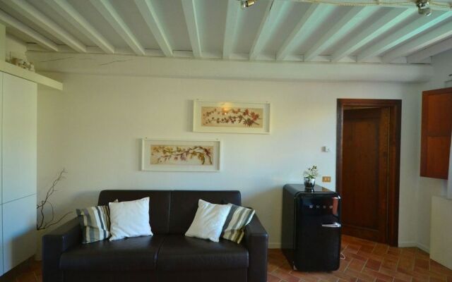Cosy Apartment With Swimming Pool and Garden Close to Volterra and S Gimignano