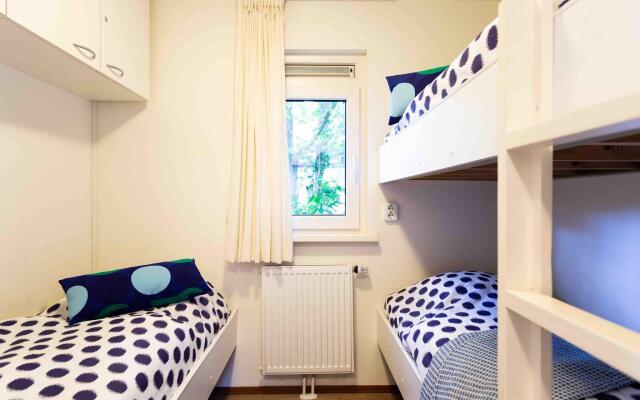 Tidy chalet with garden and WiFi, close to Park De Veluwe
