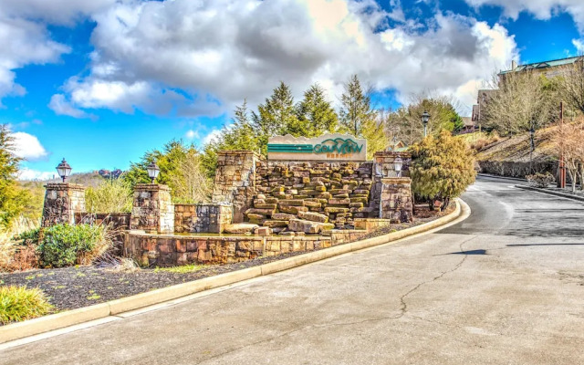 Golf View 2 Bedroom Cabin by RedAwning