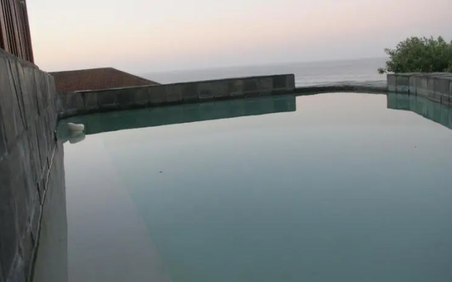 Big Blue Beach Lodge