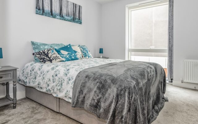 Luxury Bedford Riverside Apartment