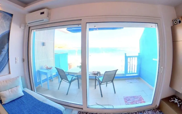 Deluxe Beach Apartment- Sleeps 2 & Private Terrace