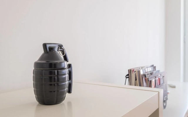 FM Economy 2-BDR Apartment - James Bond's