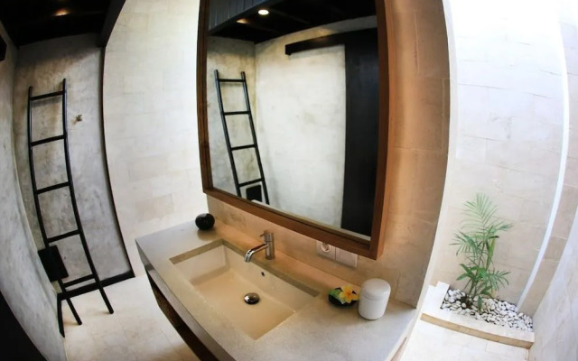 Wave House - Surf Camp