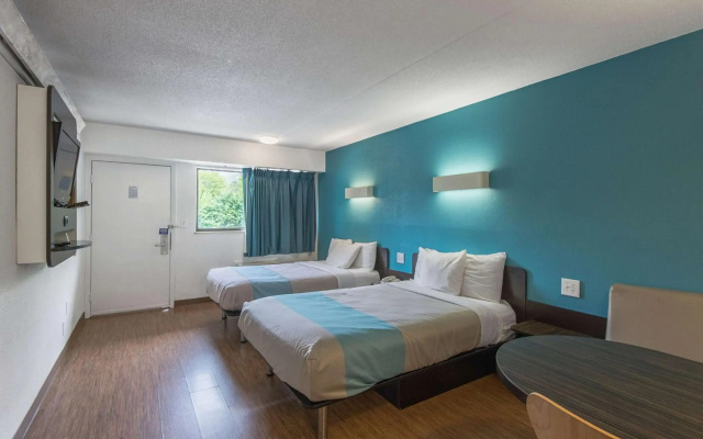 Motel 6 Overland Park, KS