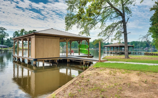 Spacious Lake Sinclair Vacation Rental w/ Dock!
