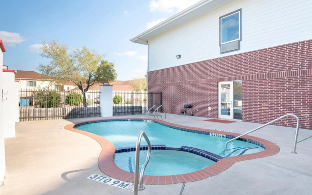 OYO Townhouse Clute Lake Jackson