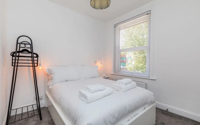 Hazelgrove Apartment | By Huluki Sussex Stays