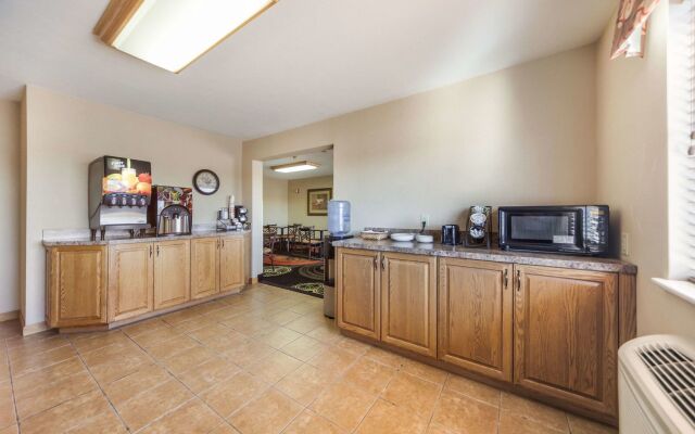 Super 8 by Wyndham Cozad