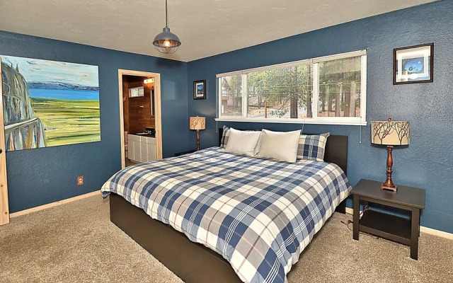 3BR 2BA Heavenly Chalet by RedAwning