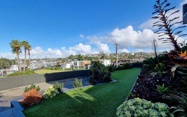 Fabulous Milford 1BR With Views & SkyTV