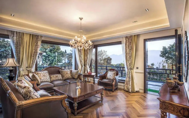 A Majestic and Luxurious Villa Overlooking the Ganges