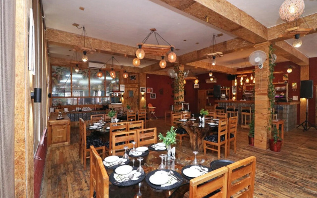 Oyo 14802 Hotel Virus Bistro