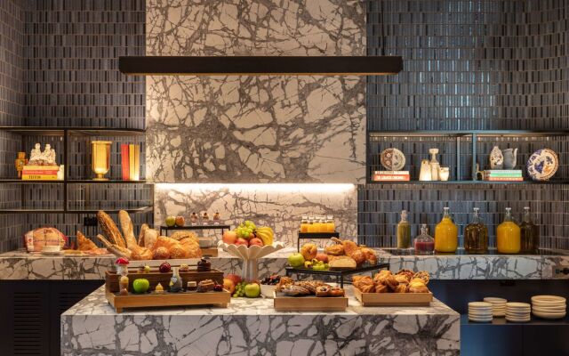 Next Hotel Melbourne, Curio Collection by Hilton