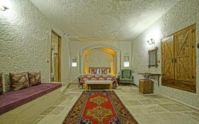 Risus Cave Suites