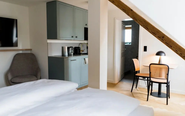 Bob W Munich Airport - Peterhof